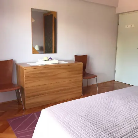 Mirna With Parking Apartamento *